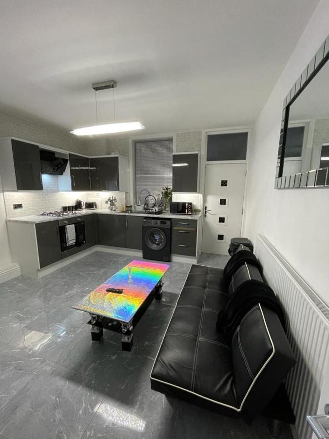 3 Bedroom Whalley Aparthotel Бернлі Екстер'єр фото